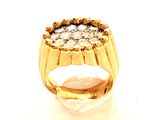 une image d'une bague en or avec des diamants sur un fond blanc