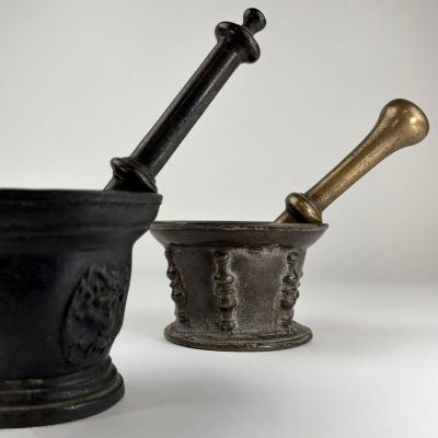 paire de mortier et pilon anciens sur fond blanc