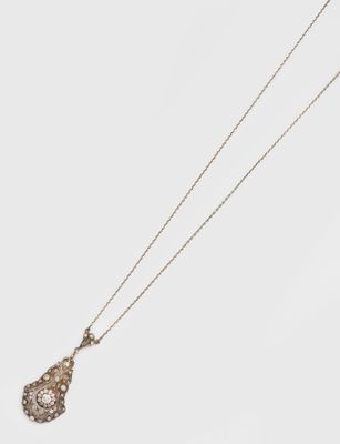 gros plan d'un collier sur fond blanc