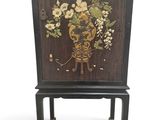 une image représentant une armoire en bois ornée de fleurs et d'oiseaux