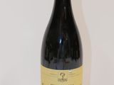 une bouteille de vin posée sur une table
