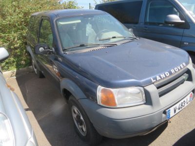 des voitures garées les unes à côté des autres sur un parking par une journée ensoleillée