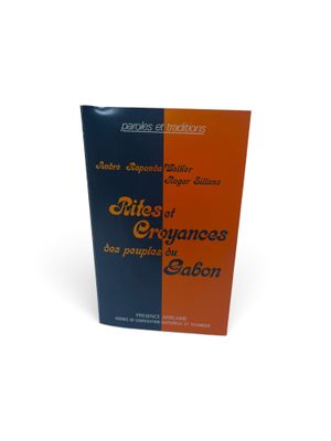 un livre posé sur une table