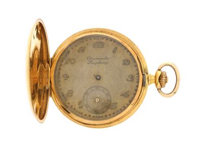 une image d'une montre de poche en gros plan sur fond blanc