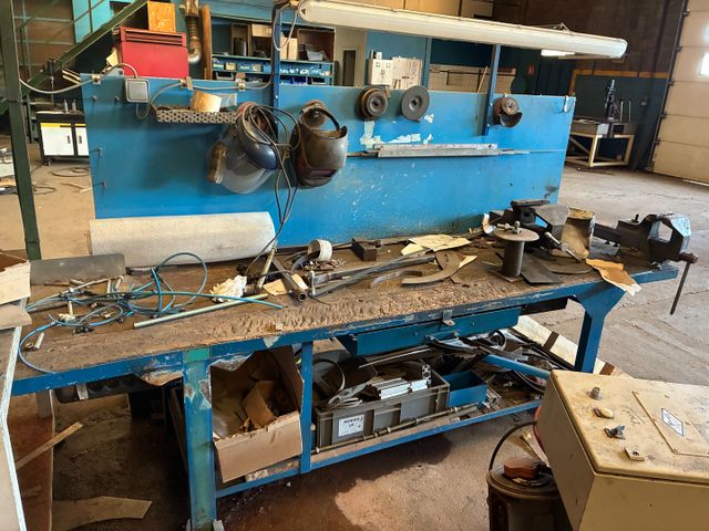 1 établi métal de fabrication artisanale garnie