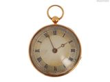 une montre de poche en or avec des chiffres romains sur le cadran