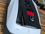 une machine posée sur une table en bois