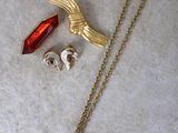 un collier, des boucles d'oreilles et une broche posés sur une table