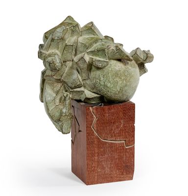 une sculpture représentant une tête de chou posée sur un bloc de bois