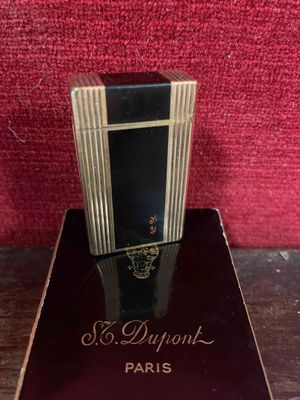 une photo d'un flacon de parfum posé sur une table en bois