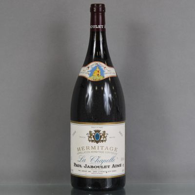 une bouteille de vin posée sur une table en verre