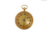 une montre de poche en or avec des chiffres romains sur le cadran