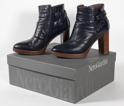 NEROGIARDINI Paire de bottines en cuir bleu.