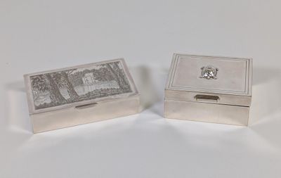 deux boîtes en argent ornées d'une image représentant un château