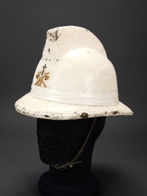 un gros plan d'un chapeau blanc sur la tête d'un mannequin
