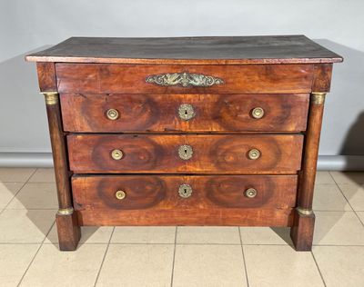 une commode ancienne en bois, ornée de ferrures en laiton sur le dessus
