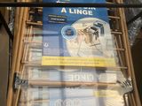 plein de paquets de papier toilette sur l'étagère