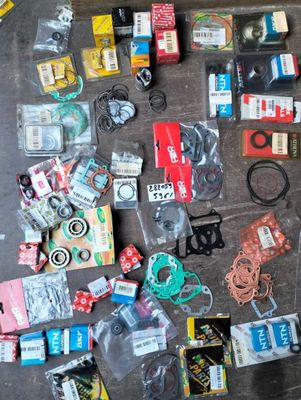 tout un tas d'objets divers posés sur une table