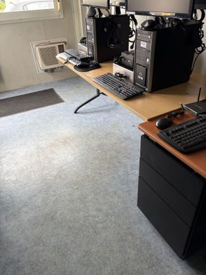 Trois bureaux, un caisson de bureau, et trois étagères basse…