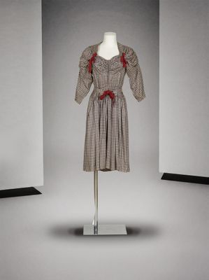 une photo d'une robe posée sur un mannequin dans une pièce