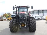 un tracteur garé sur un parking