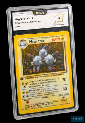 gros plan d'une carte pokemon dans un étui en plastique