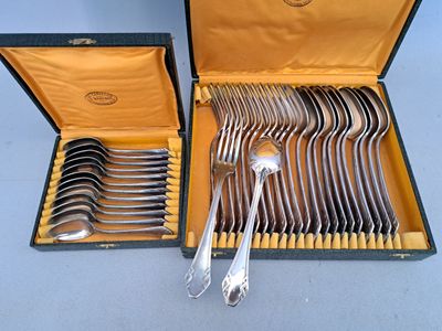 beaucoup d'argenterie dans un coffret sur la table