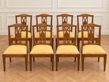 un ensemble de six chaises de salle à manger anciennes avec des assises rembourrées jaunes