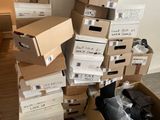 plusieurs boîtes empilées les unes sur les autres