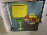 un tableau représentant un vase de fleurs posé sur une table, à côté d'une lampe