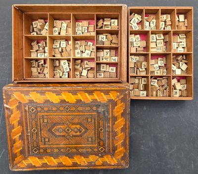 deux boîtes en bois contenant des lettres, posées sur une table