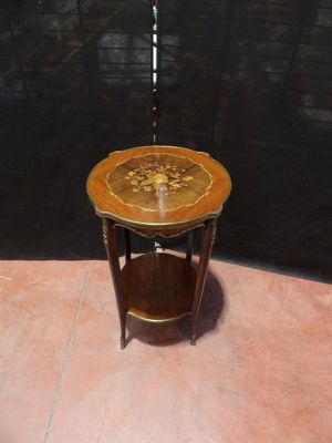 une petite table sur laquelle est posée une lampe