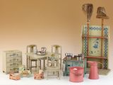 un ensemble de maison de poupées avec des meubles et des accessoires posé sur la table