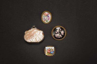 Ensemble comprenant trois broches à médaillon en porcelaine … - Photo 1