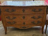 une commode en marbre dans une pièce