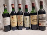 plusieurs bouteilles de vin sont alignées sur une table
