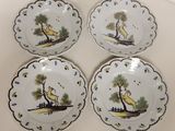 quatre assiettes ornées d'une image représentant une girafe et un oiseau