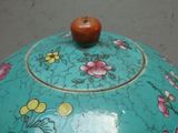 une pomme posée sur un bol bleu orné de fleurs