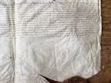 un vieux bout de papier posé sur une table en bois