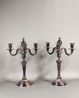 paire de candélabres anciens en métal argenté avec bougeoirs