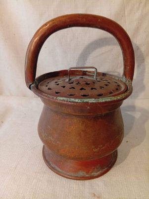 un petit pot marron muni d'une anse, sur fond blanc