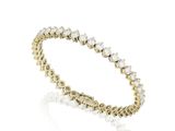 un bracelet en or jaune serti de diamants sur fond blanc