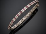 un bracelet rigide orné de rubis et de diamants
