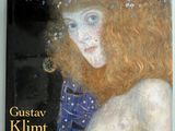 un livre sur lequel figure la photo d'une femme en robe bleue