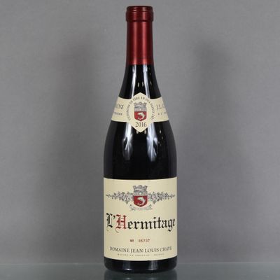 une bouteille de vin posée sur une table