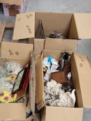 Plusieurs cartons contenant des articles variés sont empilés sur une palette