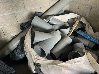 un tas de tuyaux et des tuyaux dans un sac
