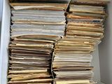 une grande quantité de papiers empilés sur une étagère