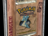 une photo d'une carte à collectionner Pokémon dans une vitrine