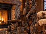 une statue représentant un ours et son ourson devant une cheminée